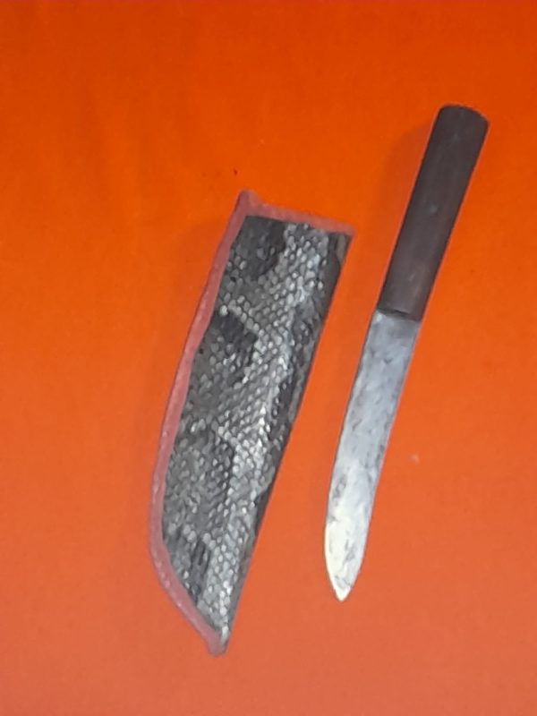 Coltello con fodero in Row Hide ricoperto con pelle di serpente